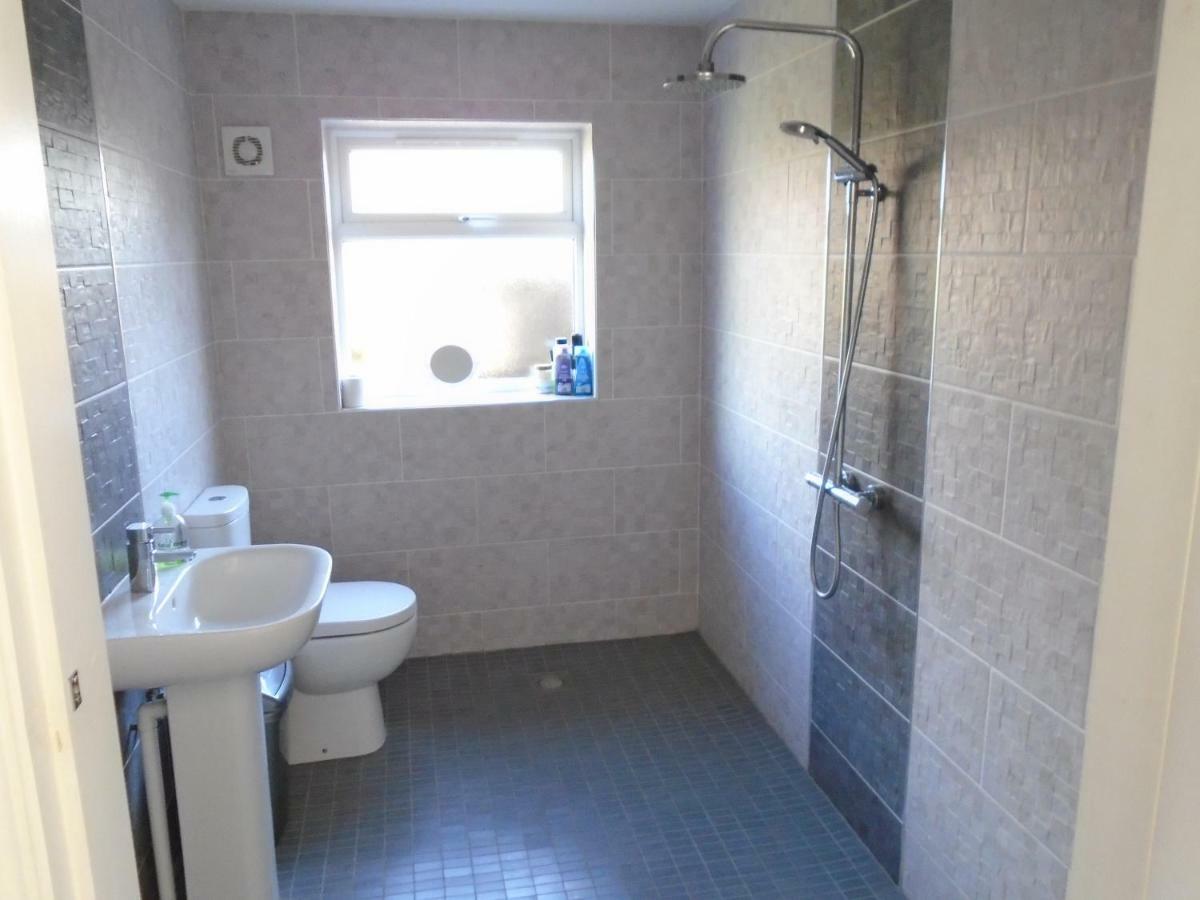 Tea In Liverpool - Private - Quiet - Ground Floor - En-Suite - Walk-In-Shower Exterior foto