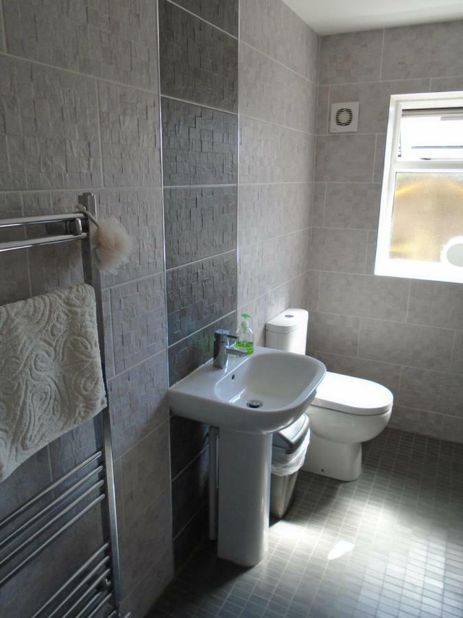 Tea In Liverpool - Private - Quiet - Ground Floor - En-Suite - Walk-In-Shower Exterior foto