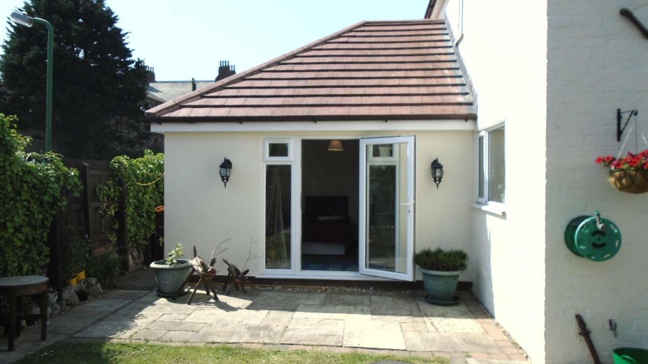 Tea In Liverpool - Private - Quiet - Ground Floor - En-Suite - Walk-In-Shower Exterior foto