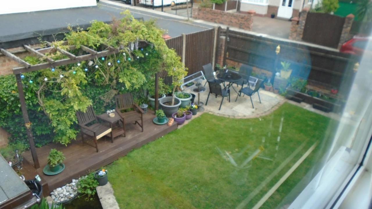 Tea In Liverpool - Private - Quiet - Ground Floor - En-Suite - Walk-In-Shower Exterior foto